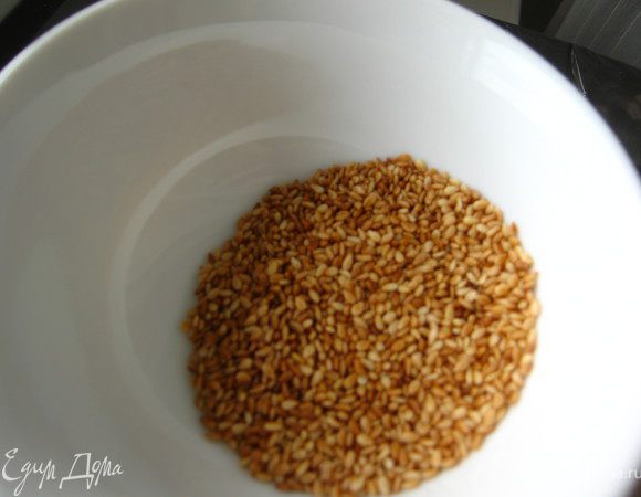 Кунжут обжариваем на сковороде, непрерывно мешая, до золотистого цвета.Пересыпаем в мисочку.