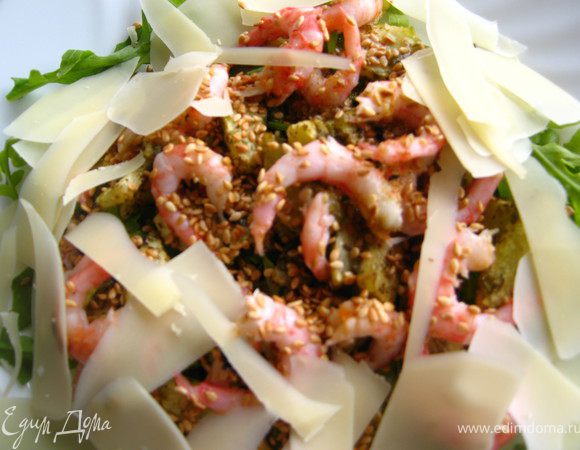 сыр настрогать тонкими ломтиками ( чем тоньше тем лучше)И выложить на креветки.Полить соусом. Все. Салат готов! 