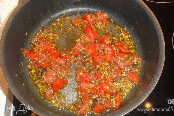 Вяленые помидоры нарезаем и добавляем к чесноку, жарим еще 5 минут и выкладываем пенне. Перемешивая прогреваем 10 минут.