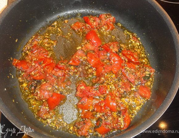 Вяленые помидоры нарезаем  и добавляем к чесноку, жарим еще 5 минут и выкладываем пенне. Перемешивая прогреваем 10 минут.