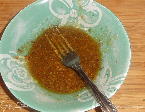 Теперь соединяем все ингредиенты для заправки и тщательно перемешиваем, до однородной консистенции.