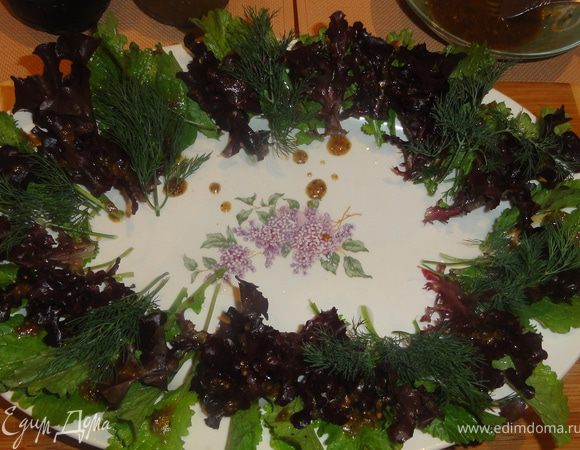 Теперь, когда у нас все готово, займемся сервировкой. На блюдо выкладываем салат и зелень. 