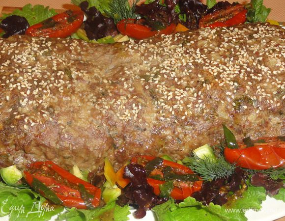 Поливаем ее заливкой и выкладываем в центр наш хлебец. Украшаем вялеными помидорами, гарнируем пенне.