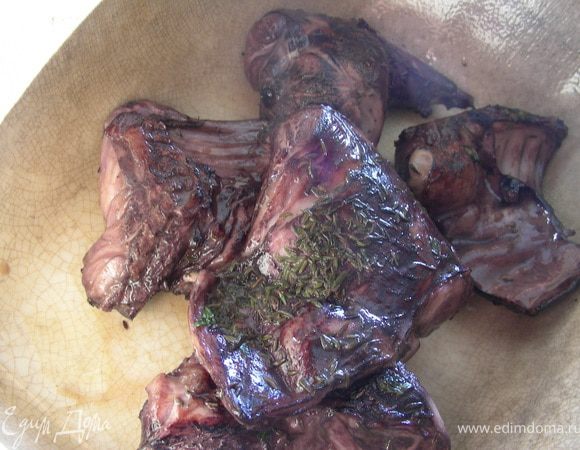 Достаем кролика из маринада и обсушиваем на кухонном полотенце. В сковороде обжариваем куски кролика в оливковом масле до коричневого цвета (у меня минут 7-10), достаем и кладем в форму для запекания (идеально, что-то типа гусятницы).
