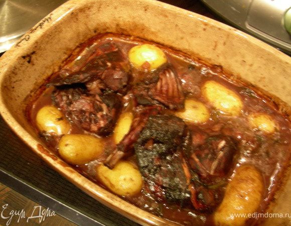 Пробуем, при необходимости солим-перчим. Я к нему в пароварке отварила небольшого картофеля и добавила его к кролику незадолго до его готовности (можно подавать с пюре и зеленью).
