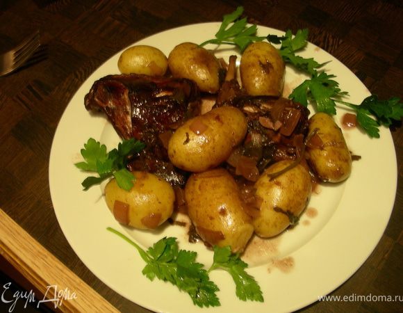 Выкладыем кролика и картошечку на тарелки, поливаем соусом и украшаем зеленью. Приятного аппетита!