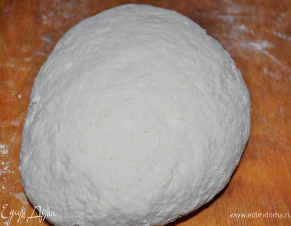 Добавить муку и замесить тесто мягко.