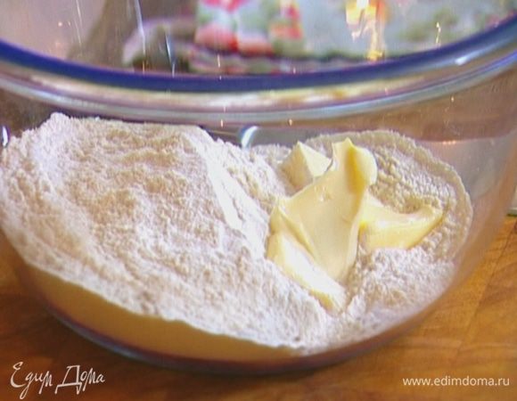 Соединить 250 г муки, разрыхлитель, предварительно размягченное сливочное масло, сахар и соль, все растереть в крошку.