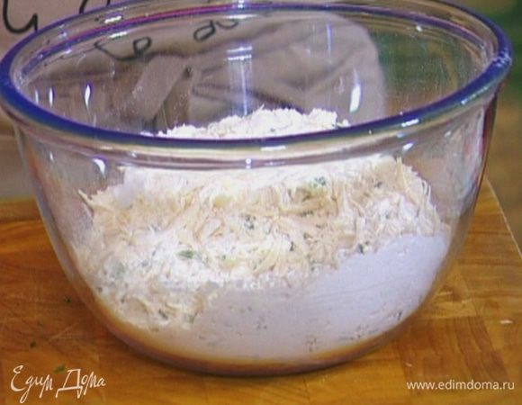 Маасдам натереть на крупной терке и соединить с тестом.