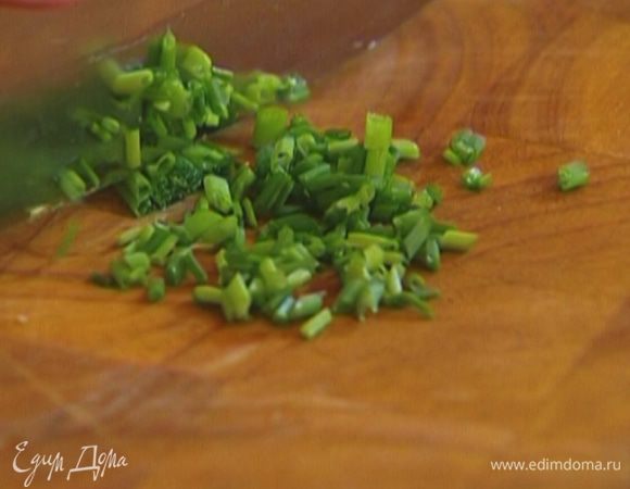 Шнитт-лук мелко порубить и перемешать с тестом.