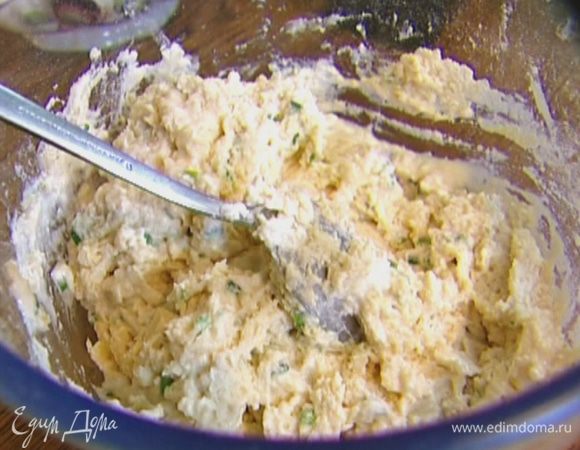 Сделать в муке небольшое углубление, влить молоко и 125 мл воды и вымешать тесто — оно должно быть довольно мягким (если нужно, долить еще немного воды).