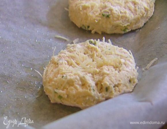 Кондитерским кольцом вырезать из теста булочки и выложить их на противень.