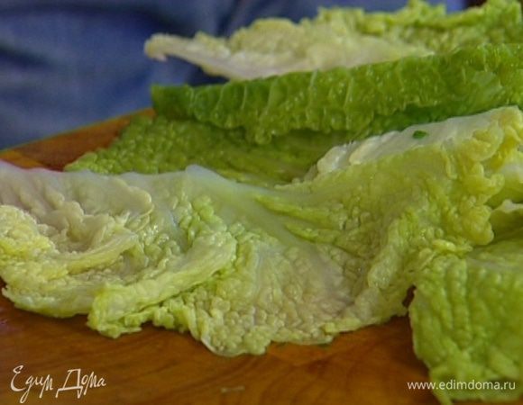 Капусту промыть, отделить 7 целых листов и отваривать их в кипящей воде 2–3 минуты.