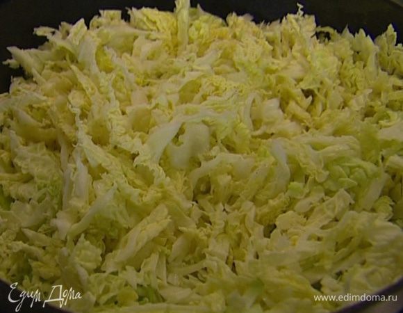 Нашинковать 2/3 оставшейся капусты, удаляя грубые черенки.