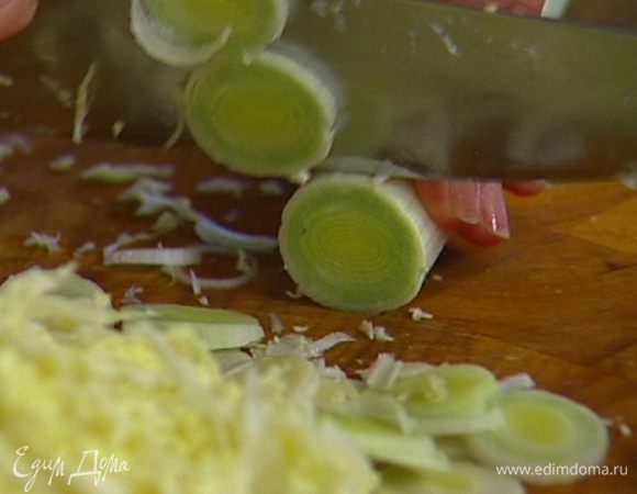 Светлую часть порея нарезать тонкими кольцами.