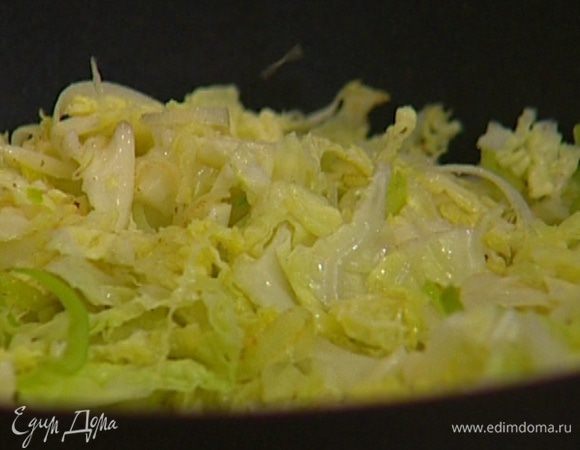 Разогреть в тяжелой сковороде оливковое и сливочное масло и тушить нарезанную капусту и порей под крышкой около 5 минут.