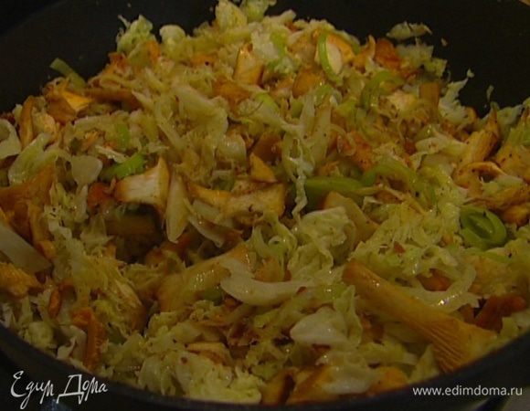 Лисички вымыть, почистить и нарезать соломкой, выложить в сковороду к капусте, добавить соль и смесь нескольких видов перца, перемешать, затем всыпать красный молотый перец и тушить, не закрывая крышкой, еще 7–10 минут. 