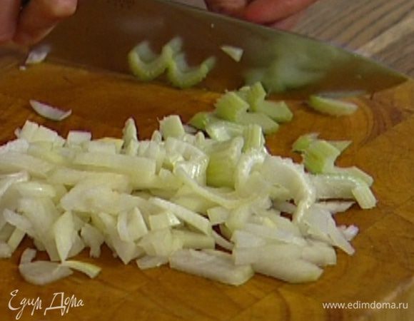 Сельдерей порезать крупными кусочками.