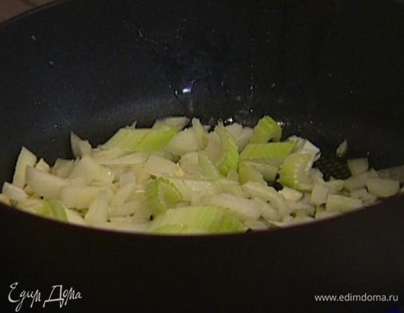 Разогреть в глубокой тяжелой сковороде 1 ст. ложку сливочного и 1 ст. ложку оливкового масла и обжаривать сельдерей, лук и чеснок 2–3 минуты.