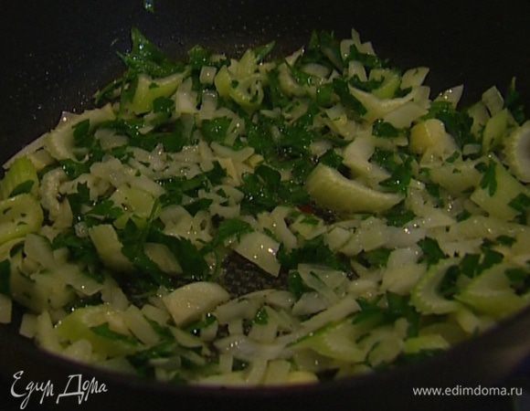 Петрушку порубить не слишком мелко, добавить к сельдерею и луку, перемешать.