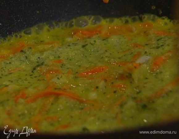 Разогреть в сковороде 1 ч. ложку сливочного и 1 ч. ложку оливкового масла и обжаривать лук и морковь на небольшом огне, пока лук не станет прозрачным, затем влить овощной соус и лимонный сок, добавить карри, посолить, поперчить и перемешать.