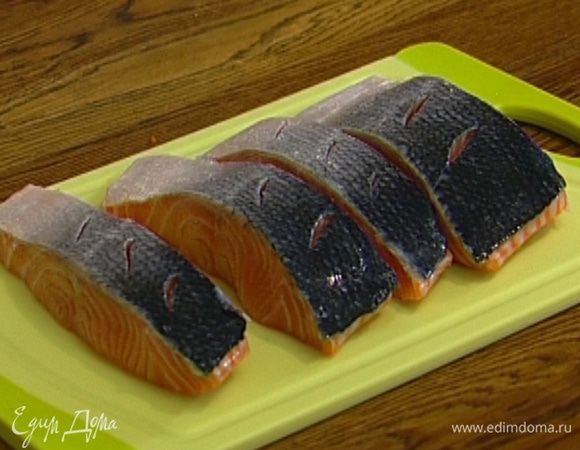 На коже семги сделать неглубокие надрезы по диагонали, посолить, поперчить (только со стороны кожи).