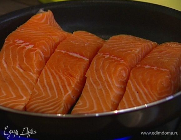 Разогреть сковороду со съемной ручкой, выложить семгу кожей вниз и готовить 4–5 минут, не переворачивая, затем отправить на 3–4 минуты в разогретую духовку.