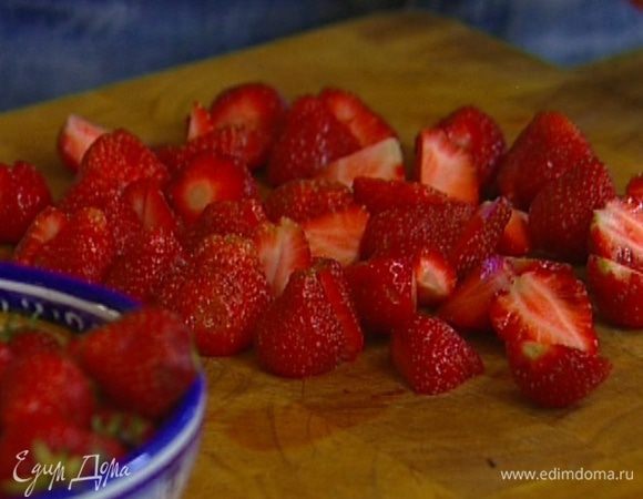 Клубнику, удалив веточки, разрезать пополам (несколько ягод оставить целыми).
