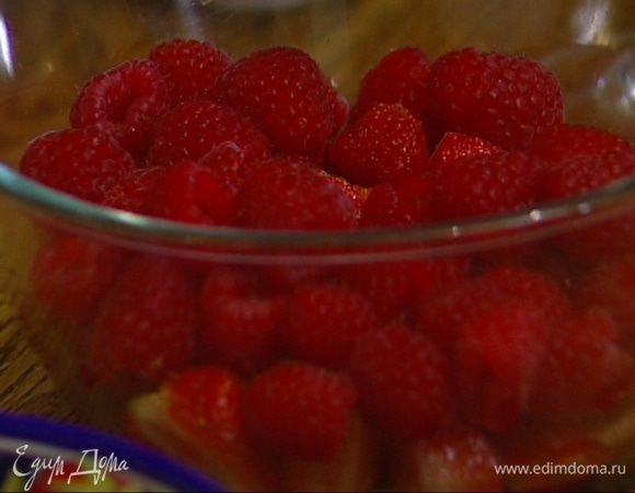 Соединить клубнику с малиной и залить 2 ст. ложками виски. 