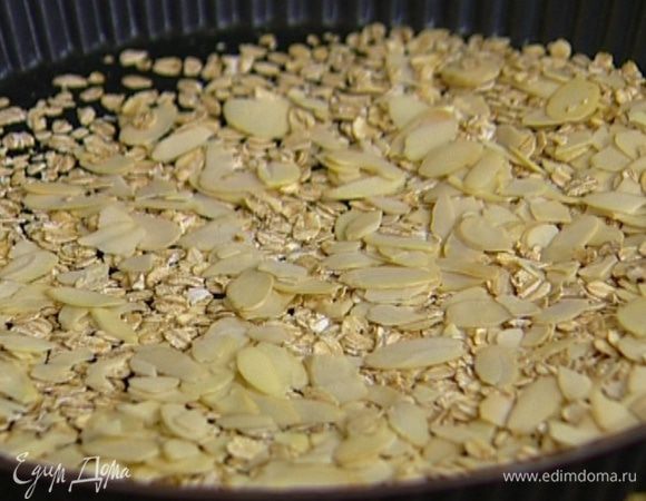 Миндальные и овсяные хлопья подсушивать в разогретой духовке около пяти минут.
