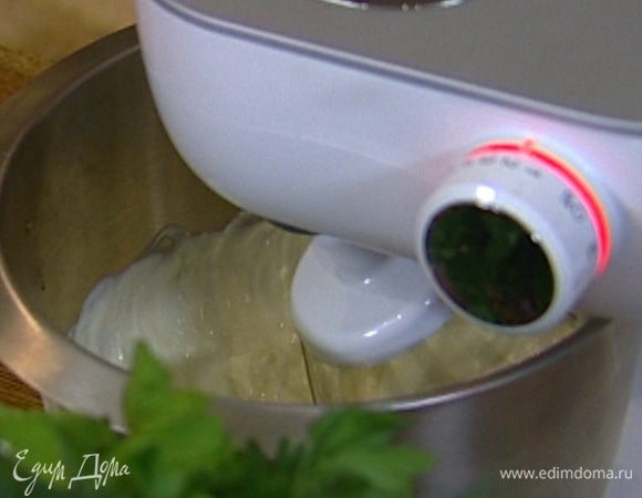 Сливки соединить с медом, 1 ст. ложкой виски и взбить в комбайне в нежный крем.
