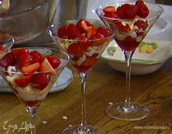 Выложить в бокалы ягоды, сверху сливочно-медовый крем, присыпать миндалем с овсянкой. Затем еще слой ягод, крема и миндаля с овсянкой.