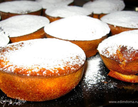 Добавить в тесто яблоки, инжир, изюм, цедру, корицу и соль. Духовка должна быть предварительно прогрета до 180гр. Смажем форму для маффинов сливочным маслом, выложим на 2/3 объема смесь в каждую секцию и поставим в духовку минут на 20. Готовые бустренго посыпать сахарной пудрой и какао. (Если вы будете выпекать большой бустренго 28 см, то время выпечки увеличится до 35-40 минут и в процессе выпекания необходимо будет накрыть форму влажной бумагой для выпечки, чтобы верх не подгорел.)