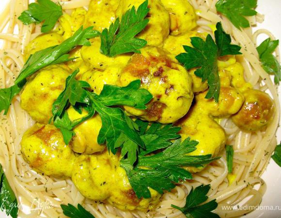 Теперь в глубокую тарелку положить лингвини, поверх щедро положить фрикадельки с грибами в соусе, поперчить немного и украсить свежей петрушкой. Эта паста восхитительна на вид и на вкус. Сбалансированный вкус пасты контрастирует с пикантным сливочным соусом, нежной структурой мясных шариков и цельных шампиньонов. Вы останетесь довольны, я уверен! Ну а мини бустренго с чаем дополнит атмосферу ужина в Сан-Марино! Приятного аппетита!