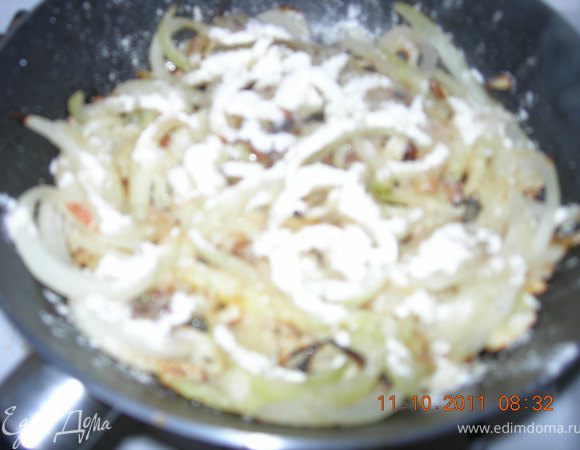 вылить оставшееся масло на сковороду и спассеровать лук и чеснок до золотистого цвета. Добавить муку, перемешать.