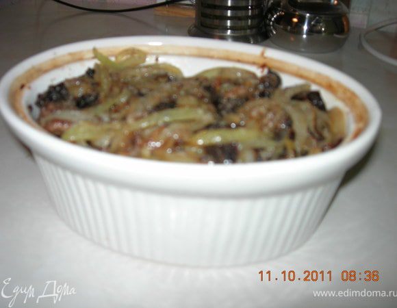 к луку понемногу  добавить  воду и тщательно перемешать. Залить данным соусом мясо, приправить солью и перцем, накрыть крышкой и поставить в духовку на 2 часа. В процессе приготовления крышку желательно не открывать.