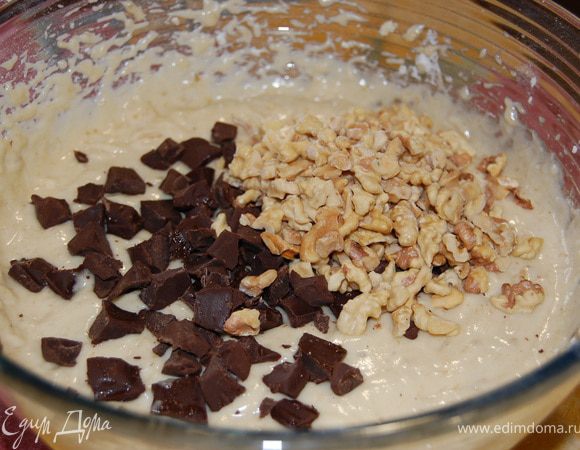 Добавить размятые бананы, муку с разрыхлителем, молоко, соль, ванильный сахар. Хорошо перемешать. В конце добавить крупно поломанные орехи и кусоки шоколада.