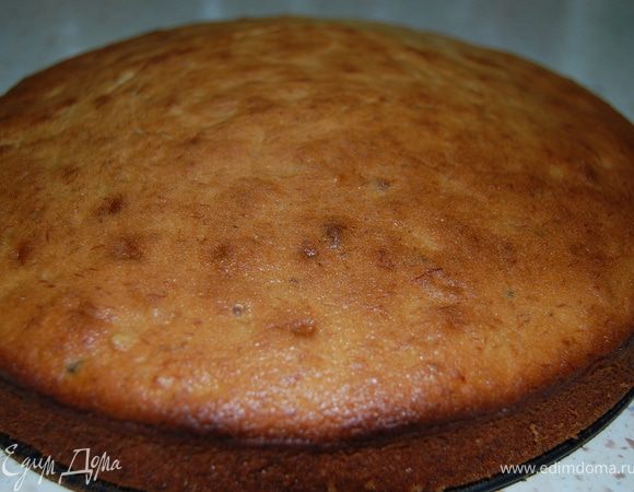 Духовку разогреть до 180°. Форму смазать маслом. Выложить тесто. Выпекать около 40 минут.