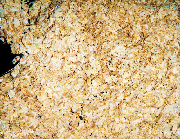 Обжарить слегка овсяные хлопья, затем измельчить в муку.