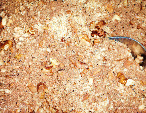 Печенье смолоть в мелкую крошку, добавить какао, крупно порубленные орехи, перемешать.