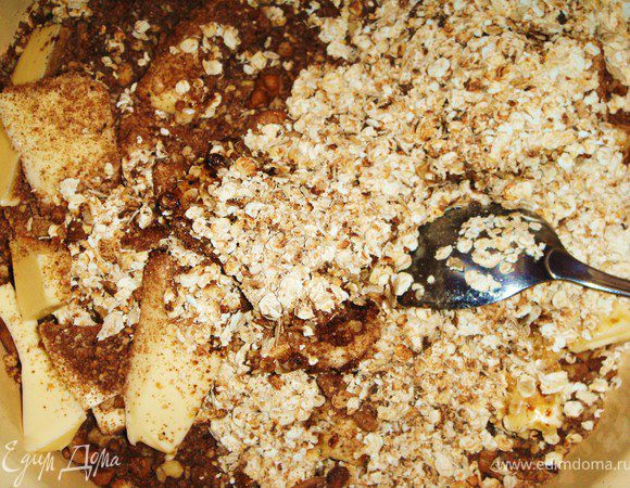 Засыпаем в эту смесь овсяные хлопья и кладем размягченное сливочное масло. Тщательно перемешиваем, до однородности. 