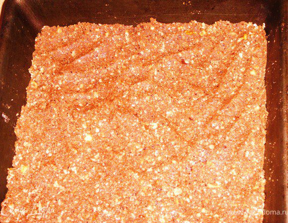 Выкладываем в форму и выравниваем. Убираем в холодильник на 30 минут.