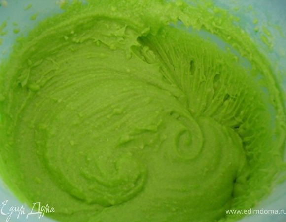 Маргарин растереть с сахаром.Вбить яйца, взбить.Просеять в массу муку, добавить соду, чай матча.взбить до гладкости.