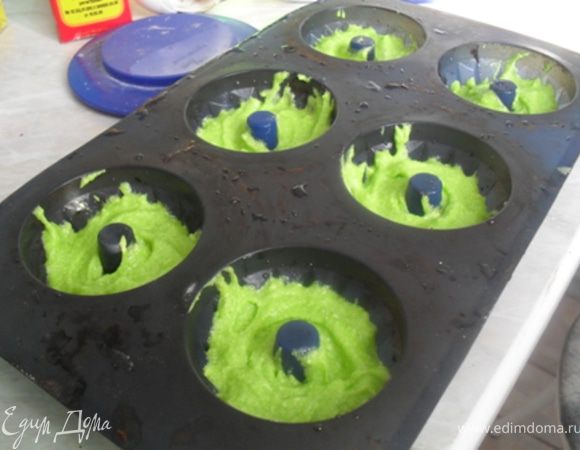 Готовое тесто разложить по формочкам, предварительно смазав их маслом.Поставить маффины в разогретую до 180*С духовку.Выпекать до готовности.(готовность проверить зубочисткой, она должна быть сухой).