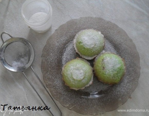 Готовые маффины остудить, посыпать сахарной пудрой.