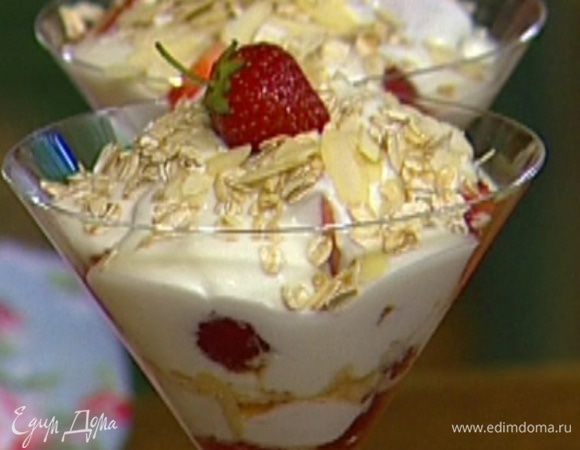 Украсить целыми ягодами.