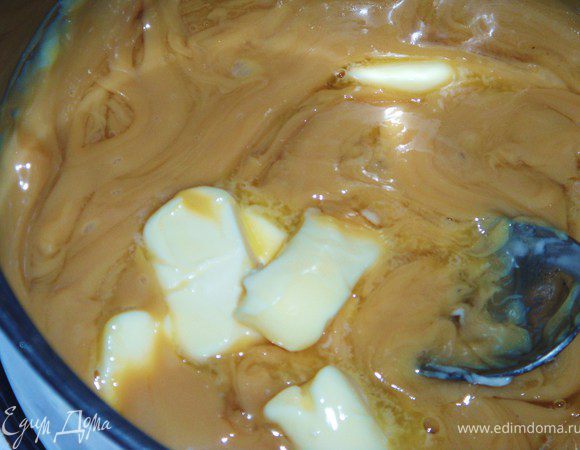 Готовим слой тоффи: Смешать сгущенное молоко, сироп и масло и постоянно помешивая варить до загустения. Примерно 10 минут.