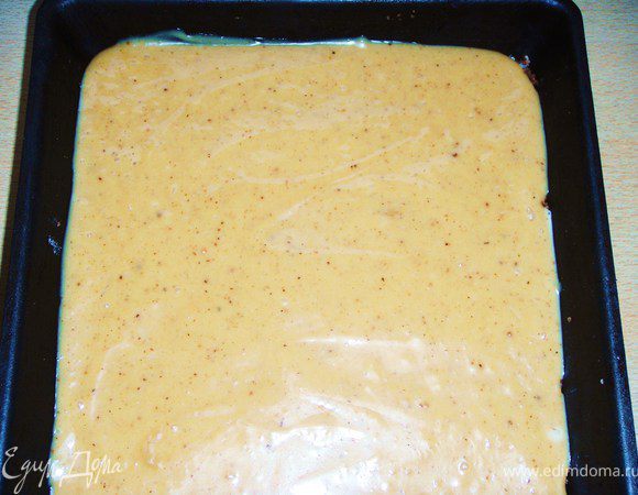 Наливаем на равномерно основу и ставим обратно в холодильник.