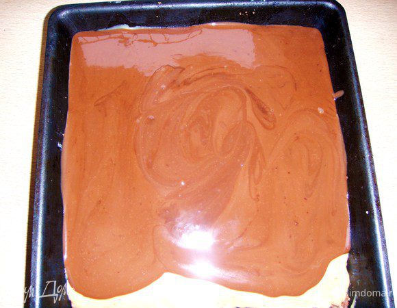 Готовим ганаш: Подогреть сливки, добавить поломанный шоколад, постоянно помешивая добавить масло. Через минуту после полного растворения шоколада и масла снять с плиты и налить на слой тоффи. Убрать в холодильник на несколько часов, а лучше на всю ночь.