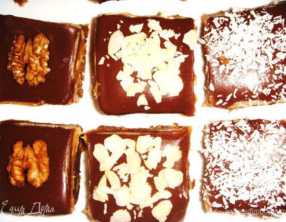 Нарезаем на небольшие квадратики или прямоугольники, украшаем половинкой ореха, миндалем или кокосовой стружкой. Можно и не украшать, они и так хороши))